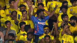 சுற்றி சிஎஸ்கே ரசிகர்கள்.. நடுவில் ஒற்றை ஆளாய் போட்ட ஆட்டம்.. சேப்பாக்கத்தில் லக்னோ ரசிகர் சம்பவம்!