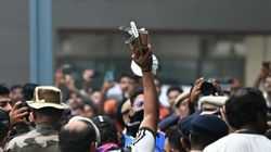 பேருந்தில் இருந்த ரோகித் சர்மா.. உலகக்கோப்பையை தூக்கி காட்டுங்க ஹிட்மேன்.. டான்ஸ் ஆடியபடி என்ட்ரி!