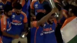 ஹலோ கேப்டன்.. தேசியக் கொடியுடன் கொண்டாடலாம் வா.. அழைத்த கிங் கோலி.. ரோட் ஷோவில் நடந்தது என்ன?