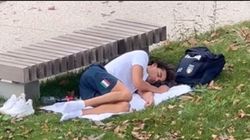 அடப்பாவமே! தங்கம் வென்ற வீரருக்கே இந்த நிலையா? பூங்காவில் படுத்து தூங்கிய சாம்பியன்.. காரணம் என்ன?