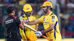 விதியை மீறினாரா? தோனியின் பேட்டை வாங்கிய அம்பயர்.. சூடான ரசிகர்கள்.. ஏன் இப்படி செய்கிறார்கள்?