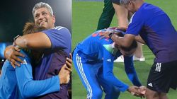 உலகக்கோப்பை வென்றவுடன் பயிற்சியாளர் காலில் விழுந்து வணங்கிய இந்திய கேப்டன் ஹர்மன்ப்ரீத் கவுர்