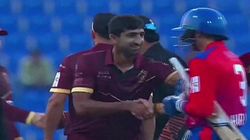 பாகிஸ்தான் வீரர்களுடன் கை குலுக்கிய ஹர்பஜன் சிங்.. அபுதாபி டி10 தொடரில் வெடித்த சர்ச்சை