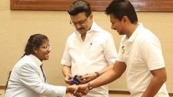 கேரம் விளையாட்டில் உலக சாம்பியன் பட்டம் வென்ற கீர்த்தனா.. தமிழக அரசு ரூ.1 கோடி பரிசுத்தொகை வழங்கியது