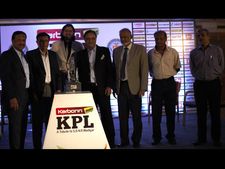 ರಿಕ್ಕಿ ಕೇಜ್ ರಿಂದ ಕೆಪಿಎಲ್ 2015 ಟ್ರೋಫಿ ಅನಾವರಣ