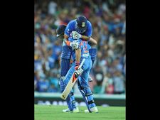 ವಾರೆ ವ್ಹಾ ಯುವಿ, ರೈನಾ ಶೈನ್, ಕೊಹ್ಲಿ ಕಮಾಲ್...