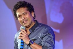 ಗಲ್ಲಿ ಕ್ರಿಕೆಟ್ ಆಡಿದ ಸಚಿನ್ ತೆಂಡೂಲ್ಕರ್: ವೈರಲ್ ವಿಡಿಯೋ