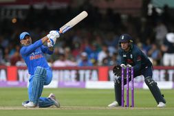 10 ಸಾವಿರ ರನ್ ಗಳ ಸರದಾರ ಎಂಎಸ್ ಧೋನಿಗೆ ಜೈಕಾರ!