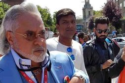 ಕೋರ್ಟ್ ಕಟ್ಲೆ ಮರೆತು ಕ್ರಿಕೆಟ್ ನೋಡಲು ಬಂದ ಉದ್ಯಮಿ ಮಲ್ಯ