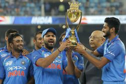 'ಏಷ್ಯಾಕಪ್ ಟ್ರೋಫಿ ನನಗೆ ಹಿಡಿಯಲು ಬಿಡುವಂತೆ ರೋಹಿತ್ ಗೆ ಧೋನಿ ಹೇಳಿದ್ರು'