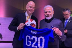 ಪ್ರಧಾನಿ ಮೋದಿಗೆ ಫುಟ್ಬಾಲ್ ಜೆರ್ಸಿ ಉಡುಗೊರೆಯೂ, ವಿರೋಧಿಗಳ ಅಣಕವೂ!