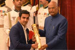 ಪದ್ಮಶ್ರೀ ಪುರಸ್ಕಾರ ಸ್ವೀಕರಿಸಿದ ಮಾಜಿ ಕ್ರಿಕೆಟಿಗ ಗಂಭೀರ್, ಫುಟ್ಬಾಲಿಗ ಛೆಟ್ರಿ