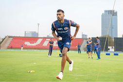 IPL 2019: ಮುಂಬೈ ಇಂಡಿಯನ್ಸ್ ಅಭ್ಯಾಸ ಶಿಬಿರಕ್ಕೆ ಹಾಜರಾದ ಹಾರ್ದಿಕ್