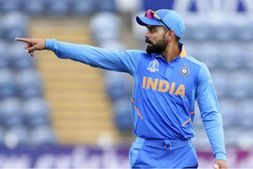 ವಿಶ್ವಕಪ್ 2019: ಬ್ಯಾಟ್ ಬಿಟ್ಟು ಬಾಲ್ ಎತ್ತಿಕೊಂಡ ವಿರಾಟ್ ಕೊಹ್ಲಿ!-ವಿಡಿಯೋ