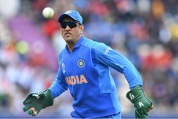 ವಿಶ್ವಕಪ್ 2019: ಧೋನಿಗೆ ದೇಶ ಪ್ರೇಮಿಗಳ ಸಾಲು ಸಾಲು ಟ್ವೀಟ್ ಸೆಲ್ಯೂಟ್!