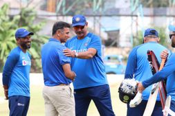 'ಗೋಡೆ' ದ್ರಾವಿಡ್ ಜೊತೆ ರವಿ ಶಾಸ್ತ್ರಿ: ಟ್ರೋಲ್ ಹೈಕ್ಳಿಗೆ ಮೃಷ್ಟಾನ್ನ!