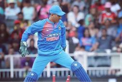 ಎಂಎಸ್ ಧೋನಿಯನ್ನು ನಿವೃತ್ತಿಯತ್ತ ತಳ್ಳಬೇಡಿ: ಇಂಗ್ಲೆಂಡ್ ಮಾಜಿ ನಾಯಕ