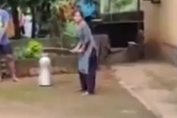 ಕೊಹ್ಲಿ ರೀತಿ ಕವರ್ ಡ್ರೈವ್ ಶಾಟ್ ಹೊಡೆದ ಕಾರ್ಕಳದ ಹುಡುಗಿ: ವೈರಲ್ ವೀಡಿಯೋ