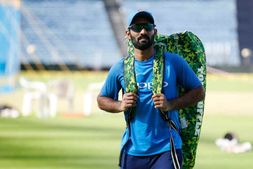 ಕೋಲ್ಕತ್ತಾ ನೈಟ್ ರೈಡರ್ಸ್ ತಂಡದ ನಾಯಕತ್ವದಿಂದ ದಿನೇಶ್ ಕಾರ್ತಿಕ್ ಕೆಳಗಿಳಿಸಿ
