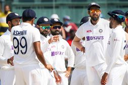 ಪಂದ್ಯದ ಮಧ್ಯೆಯೇ ವಿರಾಟ್ ಕೊಹ್ಲಿ ಬಳಿಗೆ ಬಂದ ಅಭಿಮಾನಿ: ವಿಡಿಯೋ
