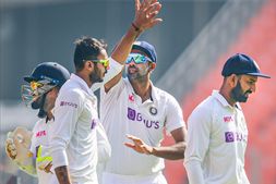 ಭಾರತ vs ಇಂಗ್ಲೆಂಡ್: ಅಕ್ಷರ್ ಮಿಂಚು, ಮತ್ತೊಂದು ಮೈಲಿಗಲ್ಲು ಸ್ಥಾಪನೆ