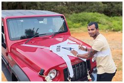 ಥಾರ್ SUVಯನ್ನು ಉಡುಗೊರೆಯಾಗಿ ನೀಡಿದ ಆನಂದ್ ಮಹೀಂದ್ರಾಗೆ ವಿಶೇಷವಾಗಿ ಧನ್ಯವಾದ ಸಲ್ಲಿಸಿದ ವೇಗಿ