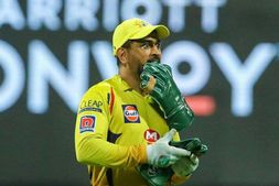 ಧೋನಿಗೆ 15 ಕೋಟಿ ಕೊಟ್ಟು ತಂಡದಲ್ಲಿ ಉಳಿಸಿಕೊಳ್ಳುವುದು ವ್ಯರ್ಥ ಎಂದ ಮಾಜಿ ಕ್ರಿಕೆಟಿಗ!