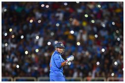 ಎಂಎಸ್ ಧೋನಿ ನಿವೃತ್ತಿಗೆ ಒಂದು ವರ್ಷ: ಮಾಹಿ ವಿಭಿನ್ನ ಕ್ರಿಕೆಟಿಗ ಎಂದು ಸಾಬೀತುಪಡಿಸಿದ 4 ನಿರ್ಧಾರಗಳು