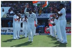 ಕೊಹ್ಲಿ 100ನೇ ಟೆಸ್ಟ್: 2ನೇ ದಿನ ವಿರಾಟ್‌ಗೆ ಗಾರ್ಡ್ ಆಫ್ ಹಾನರ್ ಸಲ್ಲಿಸಿದ ಭಾರತೀಯ ಆಟಗಾರರು