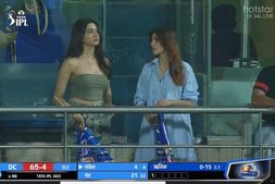 ವೈರಲ್ ಫೋಟೋ: MI vs DC ಪಂದ್ಯದ ವೇಳೆ ಪ್ರೇಕ್ಷಕರ ಗಮನ ಸೆಳೆದ ಈ ಮಿಸ್ಟರಿ ಗರ್ಲ್ಸ್ ಯಾರು?