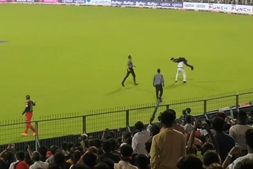 RCB vs LSG: ಮೈದಾನಕ್ಕೆ ನುಗ್ಗಿದ ಕೊಹ್ಲಿ ಅಭಿಮಾನಿಯನ್ನು 'ಬಾಹುಬಲಿ ಸ್ಟೈಲ್'ನಲ್ಲಿ ಹೊತ್ತೊಯ್ದ ಪೊಲೀಸ್