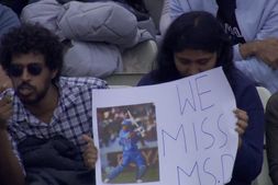 IND vs ENG ಎಡ್ಜ್‌ಬಾಸ್ಟನ್‌ ಟೆಸ್ಟ್: ಕ್ರೀಡಾಂಗಣದಲ್ಲಿ 'ವಿ ಮಿಸ್ ಧೋನಿ' ಪೋಸ್ಟರ್ ಪ್ರದರ್ಶಿಸಿದ ಅಭಿಮಾನಿ