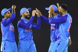 IND vs AUS: ತಂಡಕ್ಕೆ ಈ ಇಬ್ಬರು 'ಫಿನಿಶರ್'ಗಳನ್ನು ಆಯ್ಕೆ ಮಾಡಿಕೊಳ್ಳಿ ಎಂದ ಬಿಸಿಸಿಐ ಮಾಜಿ ಆಯ್ಕೆಗಾರ