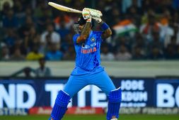 IND Vs AUS T20: ಪಂದ್ಯಕ್ಕೂ ಮುನ್ನ ಜ್ವರದಿಂದ ಬಳಲುತ್ತಿದ್ದ ಸೂರ್ಯಕುಮಾರ್ ಯಾದವ್ ಡಾಕ್ಟರ್ ಹತ್ತಿರ ಹೇಳಿದ್ದೇನು?