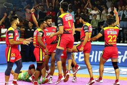 PKL 2022: ಕೊನೆಯ ಹಂತದಲ್ಲಿ ಆರ್ಭಟಿಸಿದ ಗೂಳಿಗಳು, ಟೈನಲ್ಲಿ ಅಂತ್ಯವಾದ ರೋಚಕ ಪಂದ್ಯ