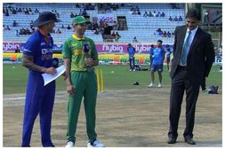 Ind vs SA 2nd ODI: ಟಾಸ್ ಕಾಯಿನ್ ನೀಡದೆ ಟ್ರೋಲ್ ಆದ ಮ್ಯಾಚ್ ರೆಫರಿ ಜಾವಗಲ್ ಶ್ರೀನಾಥ್