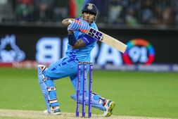 T20 World Cup 2022: ಸೂರ್ಯಕುಮಾರ್ ಬೌಲರ್‌ಗಳ ಮನಸ್ಸಿನೊಂದಿಗೆ ಆಡುತ್ತಾರೆ; ಪಾಕ್ ಕ್ರಿಕೆಟಿಗ