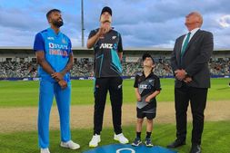 IND vs NZ: ಟಾಸ್ ಗೆದ್ದು ಬ್ಯಾಟಿಂಗ್ ಆಯ್ಕೆ ಮಾಡಿಕೊಂಡ ನ್ಯೂಜಿಲೆಂಡ್, ಎರಡೂ ತಂಡದಲ್ಲಿ ಒಂದು ಬದಲಾವಣೆ