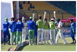 ಪಾಕಿಸ್ತಾನ vs ಇಂಗ್ಲೆಂಡ್: ಅಂತಿಮ ಪಂದ್ಯವನ್ನಾಡಿದ ಅಜರ್ ಅಲಿಗೆ ಪಾಕ್ ಆಟಗಾರರಿಂದ ಗೌರವ