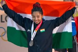 ಗಾಯದ ನಡುವೆಯೂ ಛಲ ಬಿಡದೆ ಸ್ಪರ್ಧಿಸಿ ವಿಶ್ವ ಚಾಂಪಿಯನ್‌ಶಿಪ್‌ನಲ್ಲಿ ಬೆಳ್ಳಿ ಗೆದ್ದ ಮೀರಾಬಾಯಿ ಚಾನು