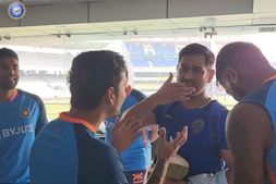 IND vs NZ: ಭಾರತ ತಂಡದ ಡ್ರೆಸ್ಸಿಂಗ್ ರೂಂಗೆ ದಿಢೀರ್ ಭೇಟಿ ನೀಡಿದ ಎಂಎಸ್ ಧೋನಿ; ವಿಡಿಯೋ