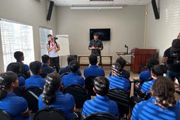 U-19 Women's T20 World Cup 2023: ಭಾರತ ತಂಡವನ್ನು ಭೇಟಿ ಮಾಡಿದ 'ಚಿನ್ನದ ಹುಡುಗ' ನೀರಜ್ ಚೋಪ್ರಾ
