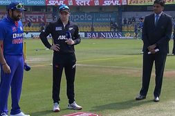 IND Vs NZ 3rd ODI: ಟಾಸ್ ಗೆದ್ದ ನ್ಯೂಜಿಲೆಂಡ್ ಬೌಲಿಂಗ್ ಆಯ್ಕೆ: ಶಮಿ, ಸಿರಾಜ್‌ಗೆ ವಿಶ್ರಾಂತಿ