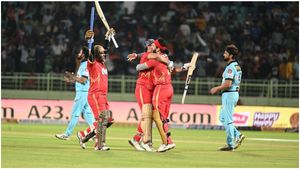 CCL 2023: ಭೋಜ್‌ಪುರಿ ದಬಂಗ್ಸ್ ವಿರುದ್ಧ ಭರ್ಜರಿ ಜಯ : 4ನೇ ಬಾರಿ ಟ್ರೋಫಿ ಗೆದ್ದ ತೆಲುಗು ವಾರಿಯರ್ಸ್