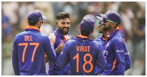 Ind vs Aus 1st ODI : ಅಬ್ಬರಿಸಿದ ಶಮಿ, ಸಿರಾಜ್; ಭಾರತಕ್ಕೆ ಸುಲಭ ಗುರಿ ನೀಡಿದ ಆಸಿಸ್