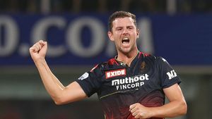 RCB vs KKR: ಆಡಲು ಫಿಟ್ ಆಗಿದ್ರೂ ಕೆಕೆಆರ್ ವಿರುದ್ಧ ಕಣಕ್ಕಿಳಿಯಲ್ಲ ಹೇಜಲ್‌ವುಡ್: ಕಾರಣ ಇಲ್ಲಿದೆ!