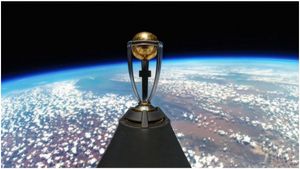 World Cup 2023: 1,20,000 ಅಡಿ ಎತ್ತರದಲ್ಲಿ ಅನಾವರಣಗೊಂಡ ಏಕದಿನ ವಿಶ್ವಕಪ್ ಟ್ರೋಫಿ!
