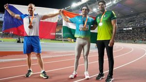 Neeraj Chopra: ಪಾಕ್‌ನ ಅರ್ಶದ್‌ರನ್ನು ಕರೆದು ಭಾರತದ ಧ್ವಜದ ಪಕ್ಕ ನಿಲ್ಲಿಸಿದ ನೀರಜ್ ಚೋಪ್ರಾ! ಭಾರಿ ಪ್ರಶಂಸೆ