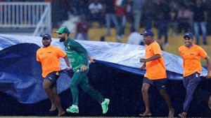 India vs Pakistan Match: ಮಳೆ ಬರುತ್ತಿದ್ದಂತೇ ಮೈದಾನದ ಸಿಬ್ಬಂದಿಗೆ ಸಹಾಯಹಸ್ತ ಚಾಚಿದ ಪಾಕ್ ಆಟಗಾರ; ಮೆಚ್ಚುಗೆ