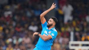 India Vs Australia: ಪವರ್ ಪ್ಲೇನಲ್ಲಿ ಪವರ್ ಪ್ಯಾಕ್ ಪರ್ಫಾಮೆನ್ಸ್ ನೀಡಿದ ಸಿರಾಜ್
